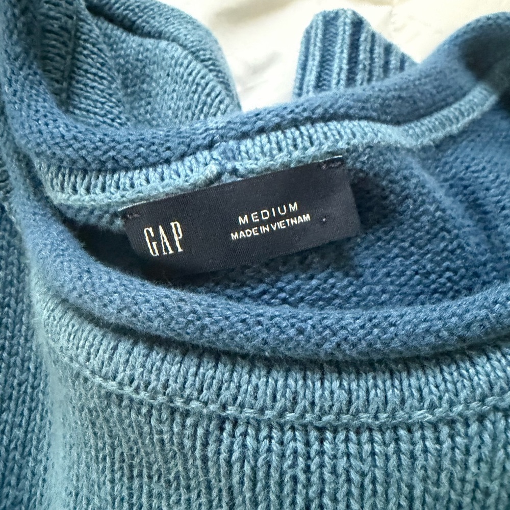 Two gap sweaters - Picture 2 of 3